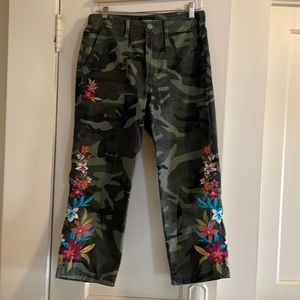 Driftwood embroidered camo ankle length pant, size S (26-27)